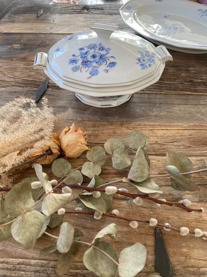 Plats de service Mavaleix et Granger Limoges motifs fleurs bleues