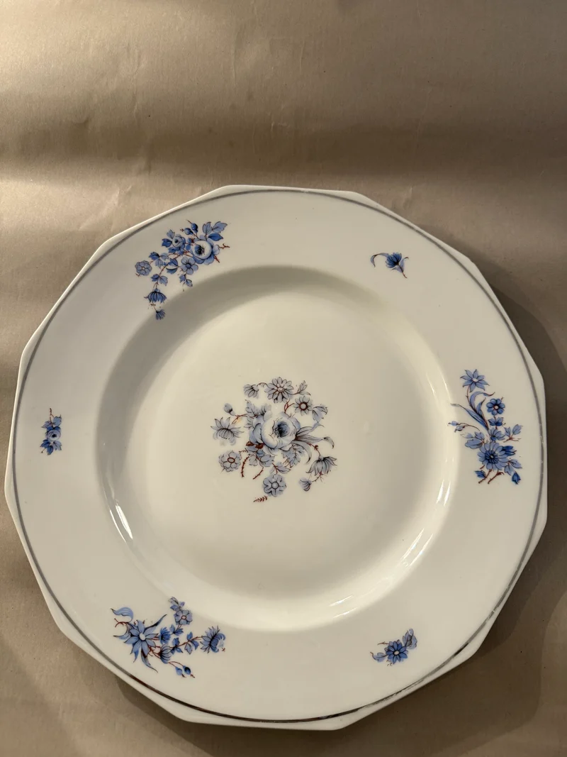 Plats de service Mavaleix et Granger Limoges motifs fleurs bleues