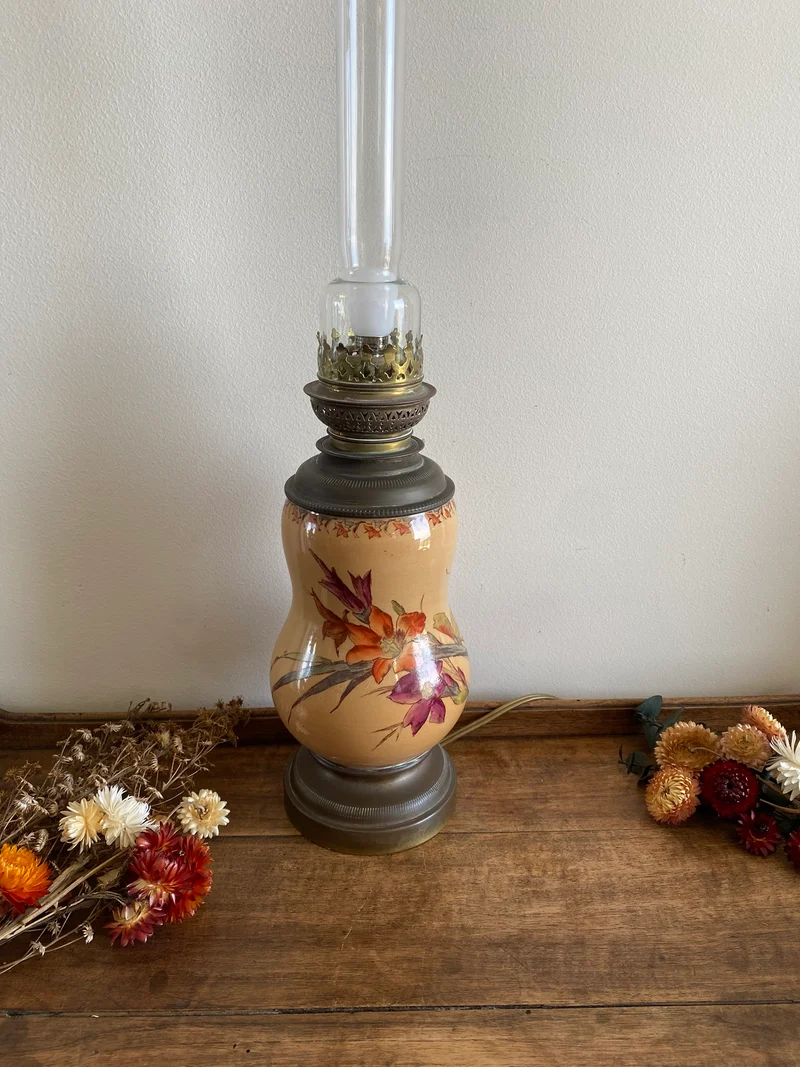 Lampe à pétrole en porcelaine ancienne électrifiée
