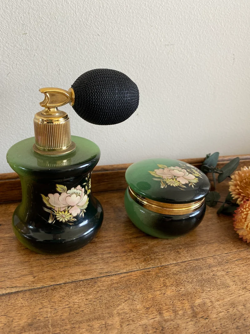 Eléments de toilette en opaline et verre colorés