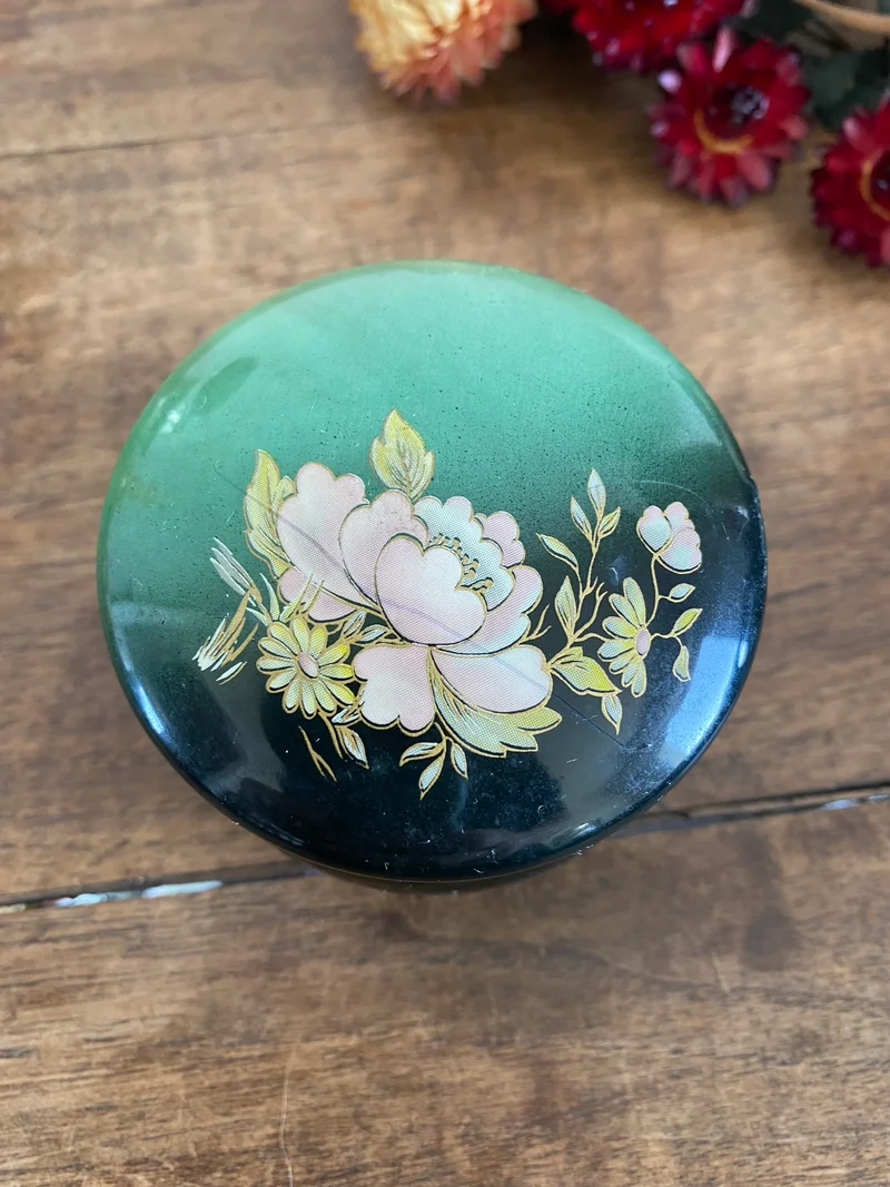 Eléments de toilette en opaline et verre colorés