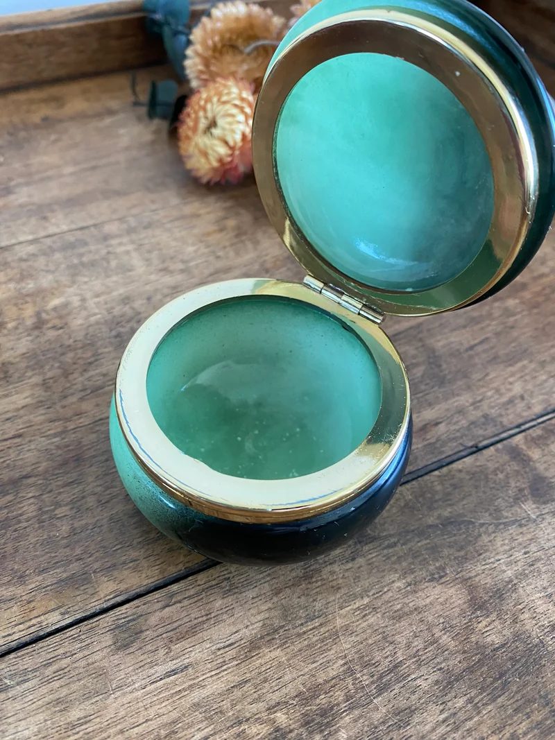 Eléments de toilette en opaline et verre colorés