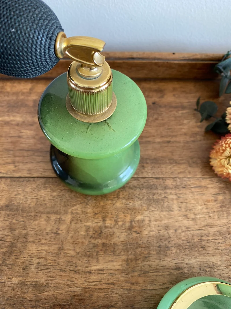 Eléments de toilette en opaline et verre colorés