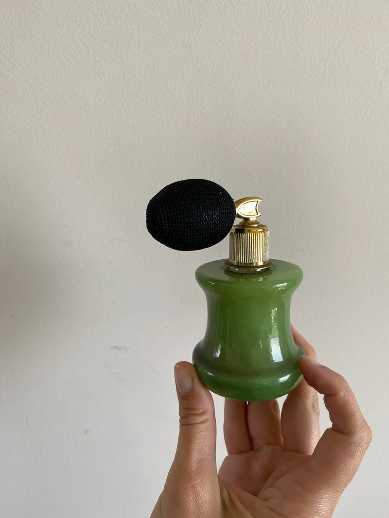 Eléments de toilette en opaline et verre colorés