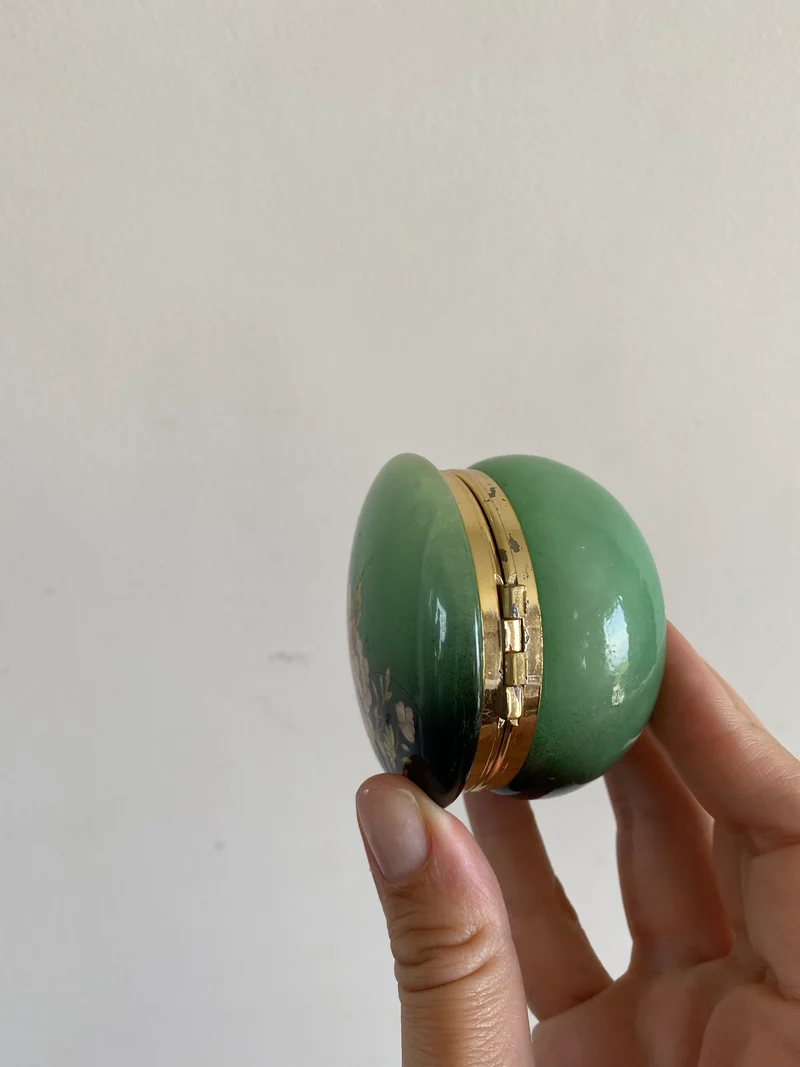 Eléments de toilette en opaline et verre colorés