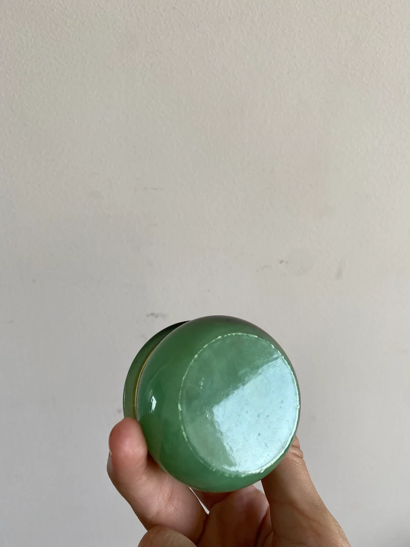 Eléments de toilette en opaline et verre colorés