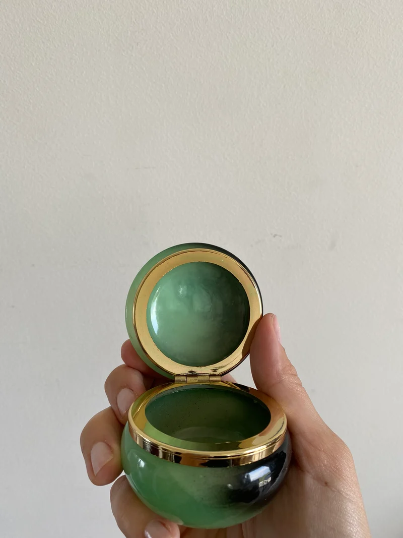 Eléments de toilette en opaline et verre colorés