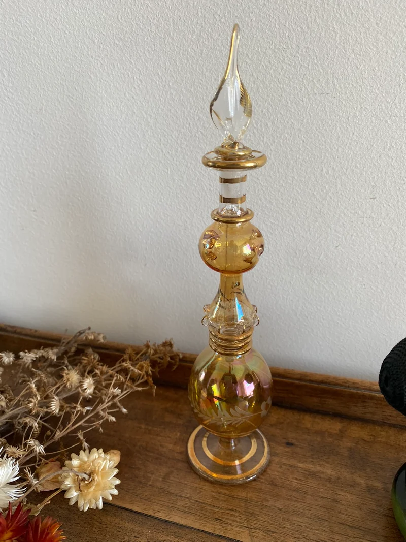 Eléments de toilette en opaline et verre colorés