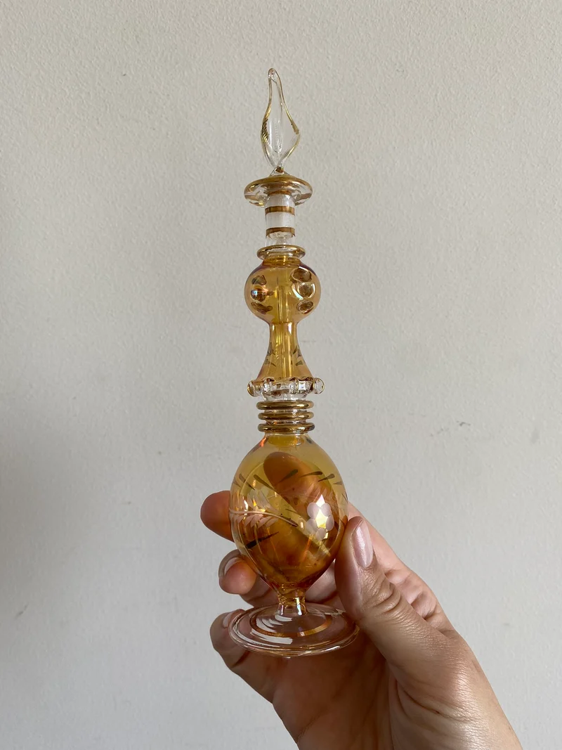 Eléments de toilette en opaline et verre colorés