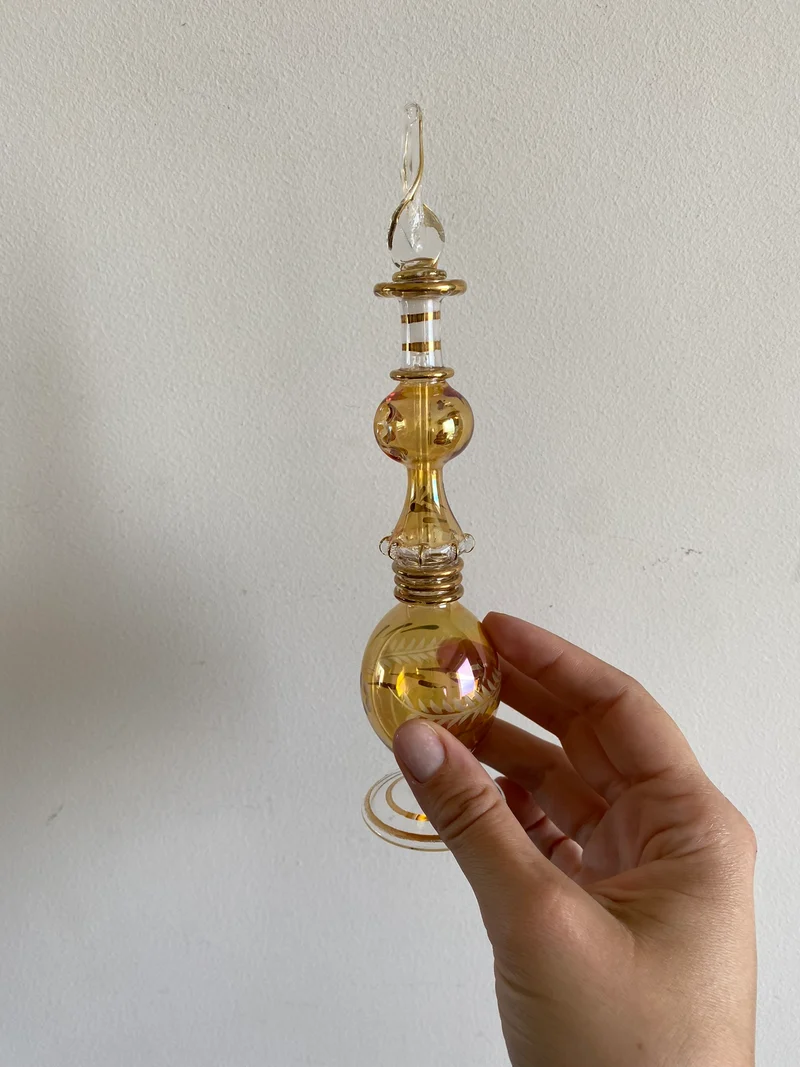 Eléments de toilette en opaline et verre colorés