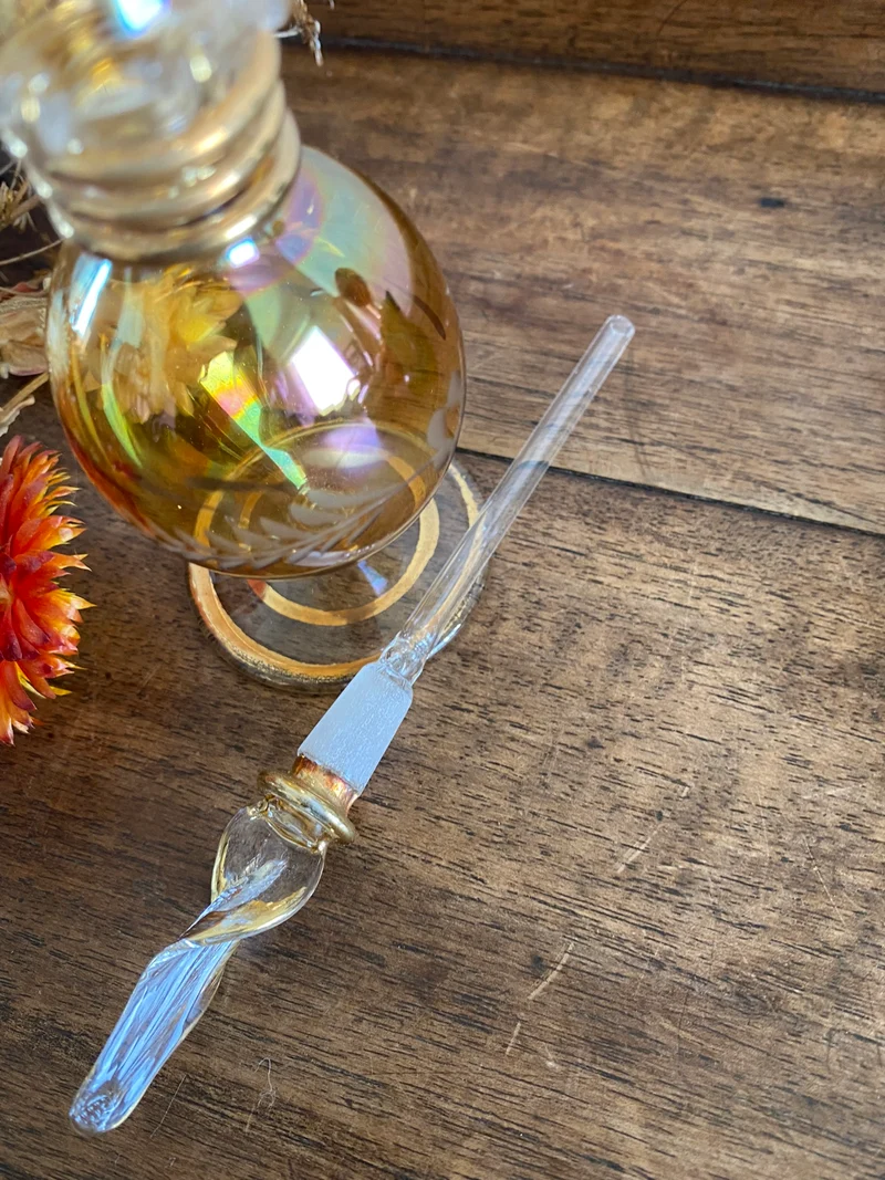 Eléments de toilette en opaline et verre colorés