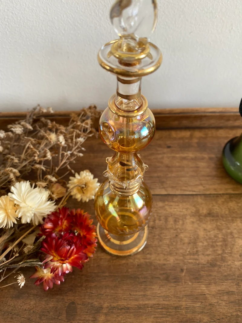 Eléments de toilette en opaline et verre colorés