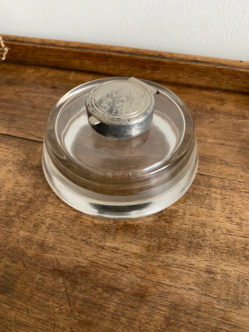 Encrier en verre rond et plat