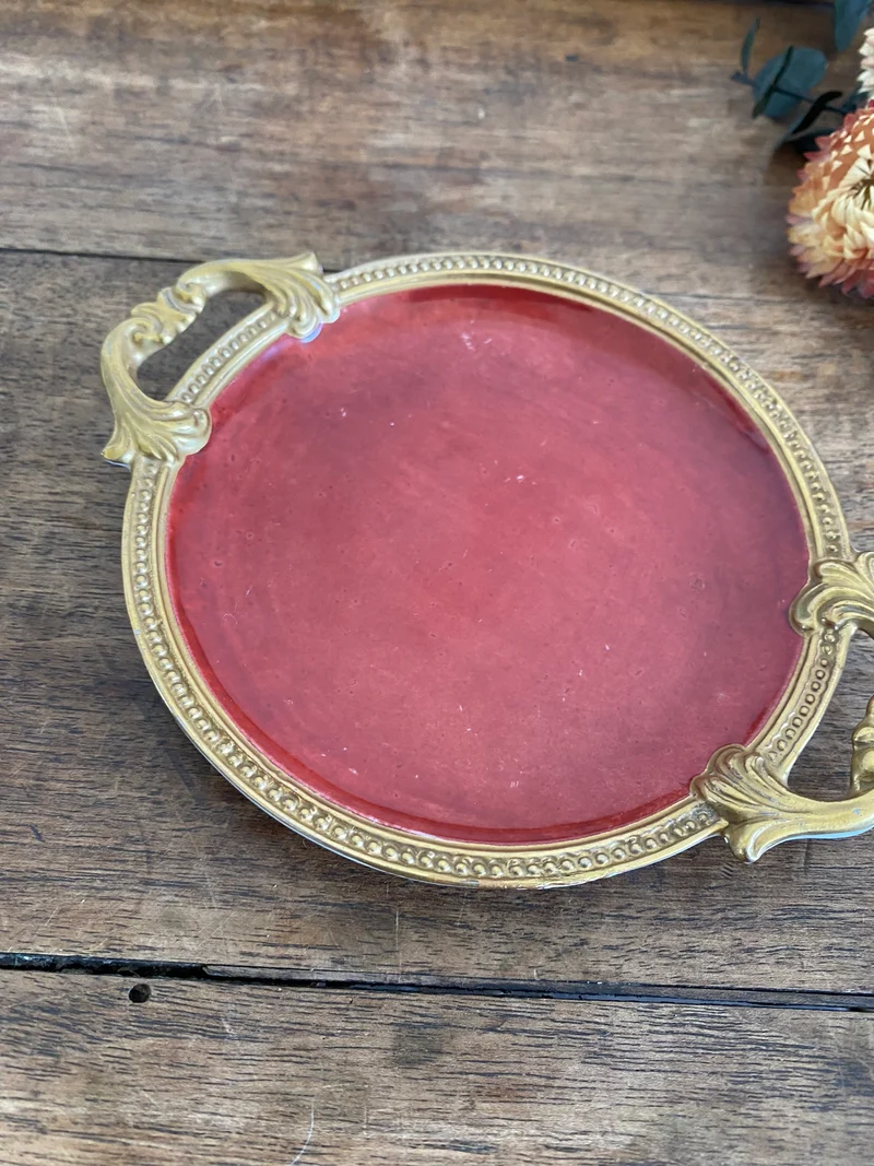 Coupelle en porcelaine rouge anse dorée