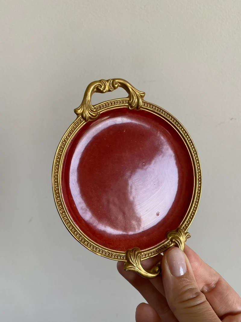 Coupelle en porcelaine rouge anse dorée