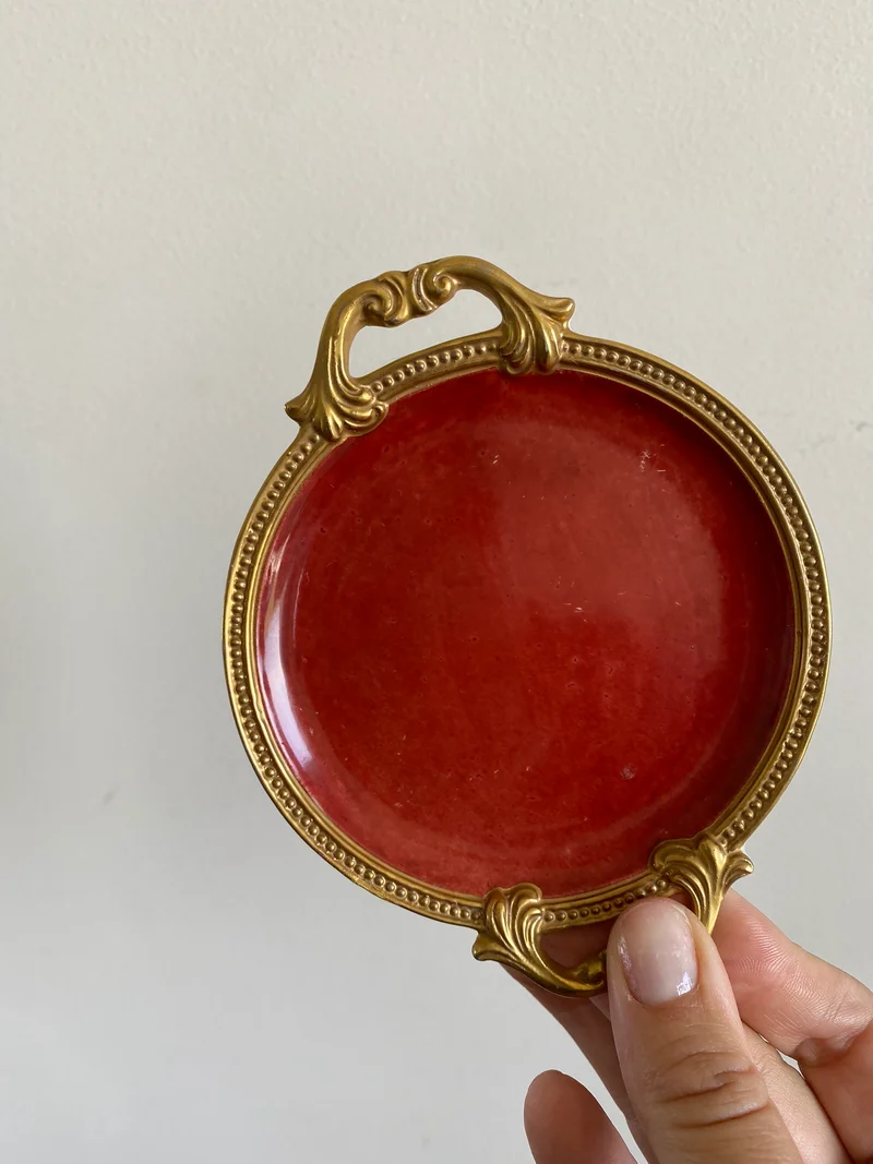 Coupelle en porcelaine rouge anse dorée