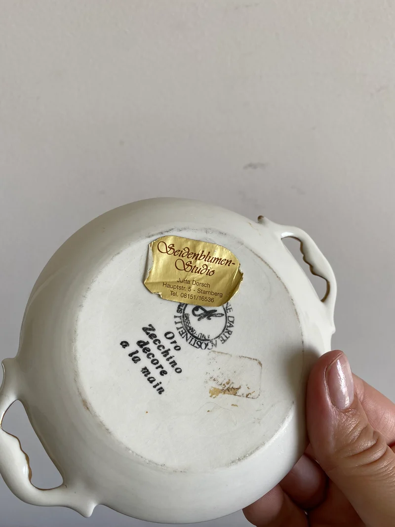 Coupelle en porcelaine rouge anse dorée
