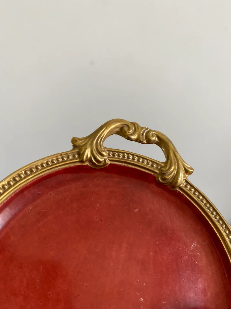 Coupelle en porcelaine rouge anse dorée