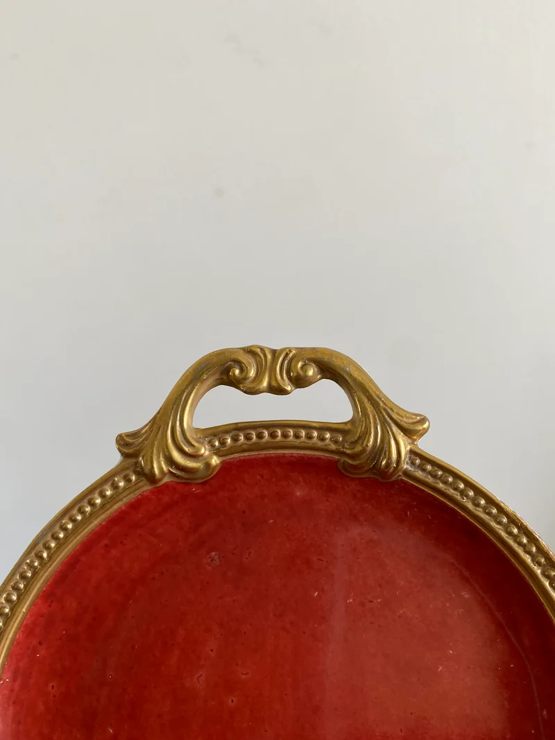 Coupelle en porcelaine rouge anse dorée