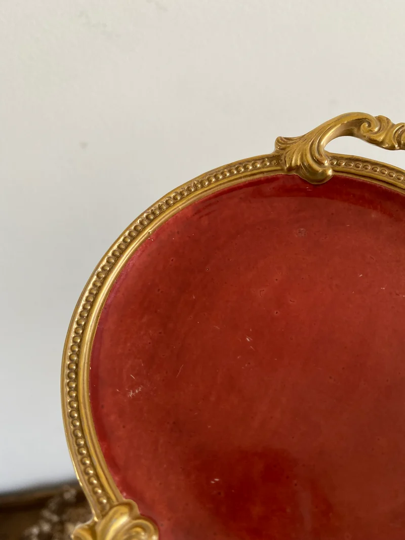 Coupelle en porcelaine rouge anse dorée
