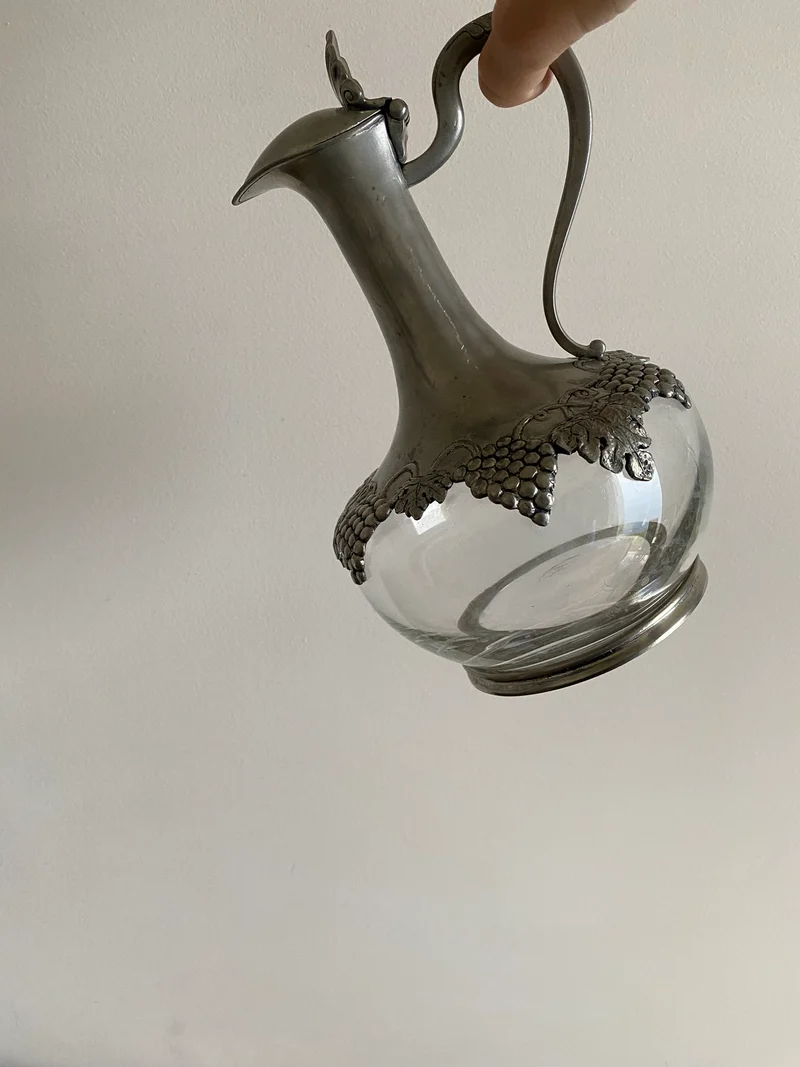 Carafe en verre et étain motifs grappes de raisin