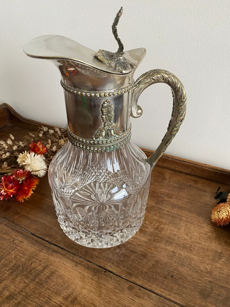 Carafe en cristal bec en métal argenté