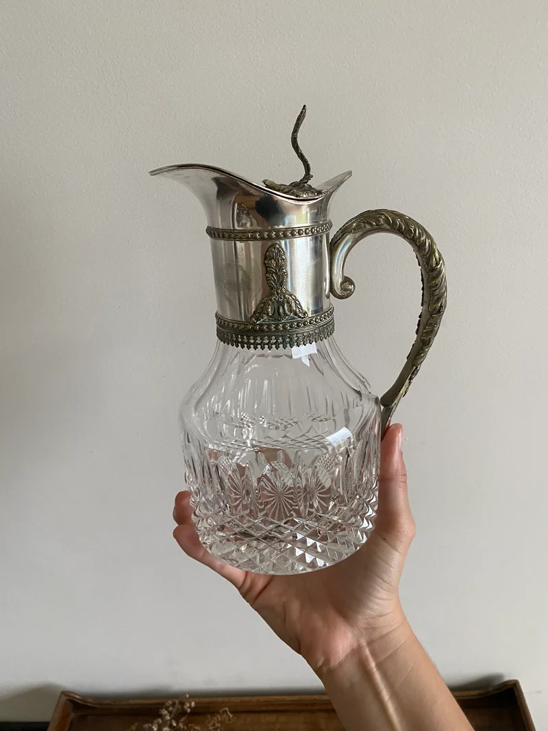 Carafe en cristal bec en métal argenté