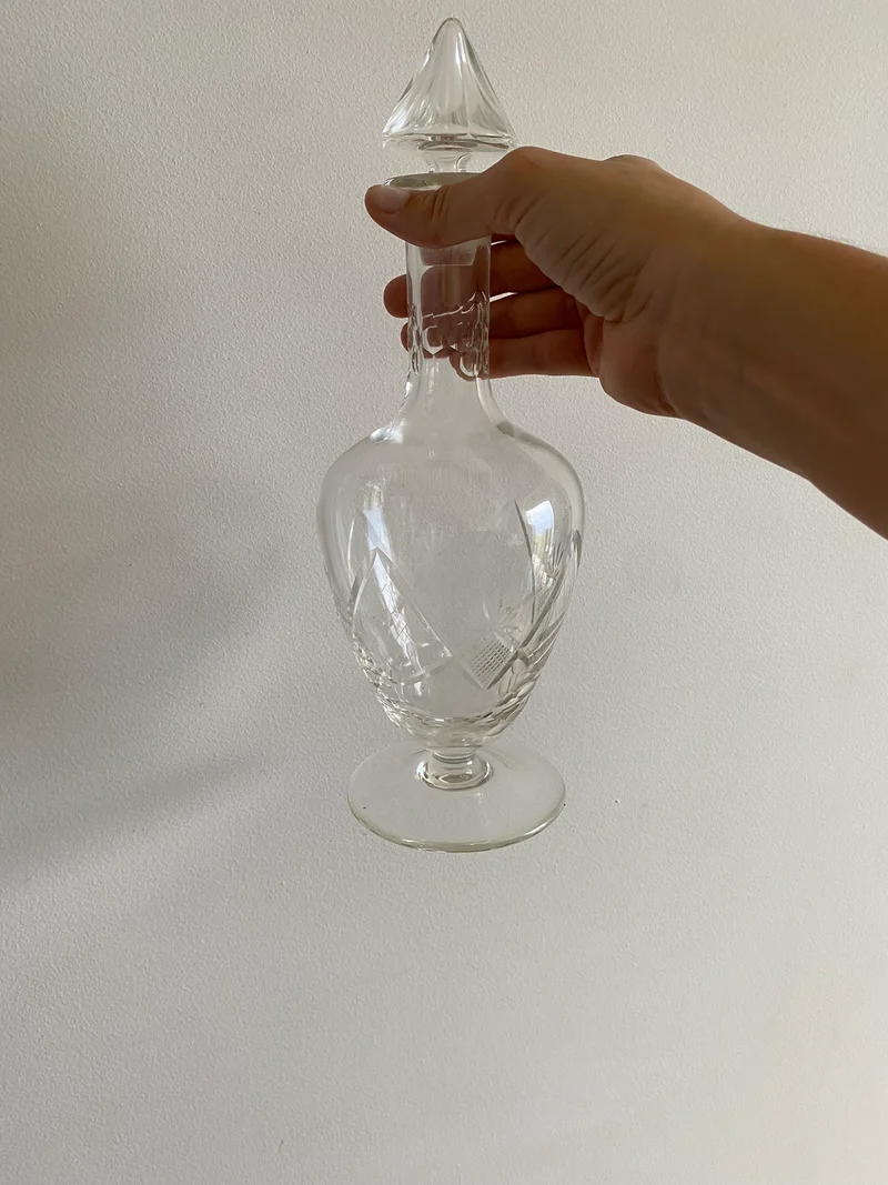 Carafe en cristal ciselé vintage pied large