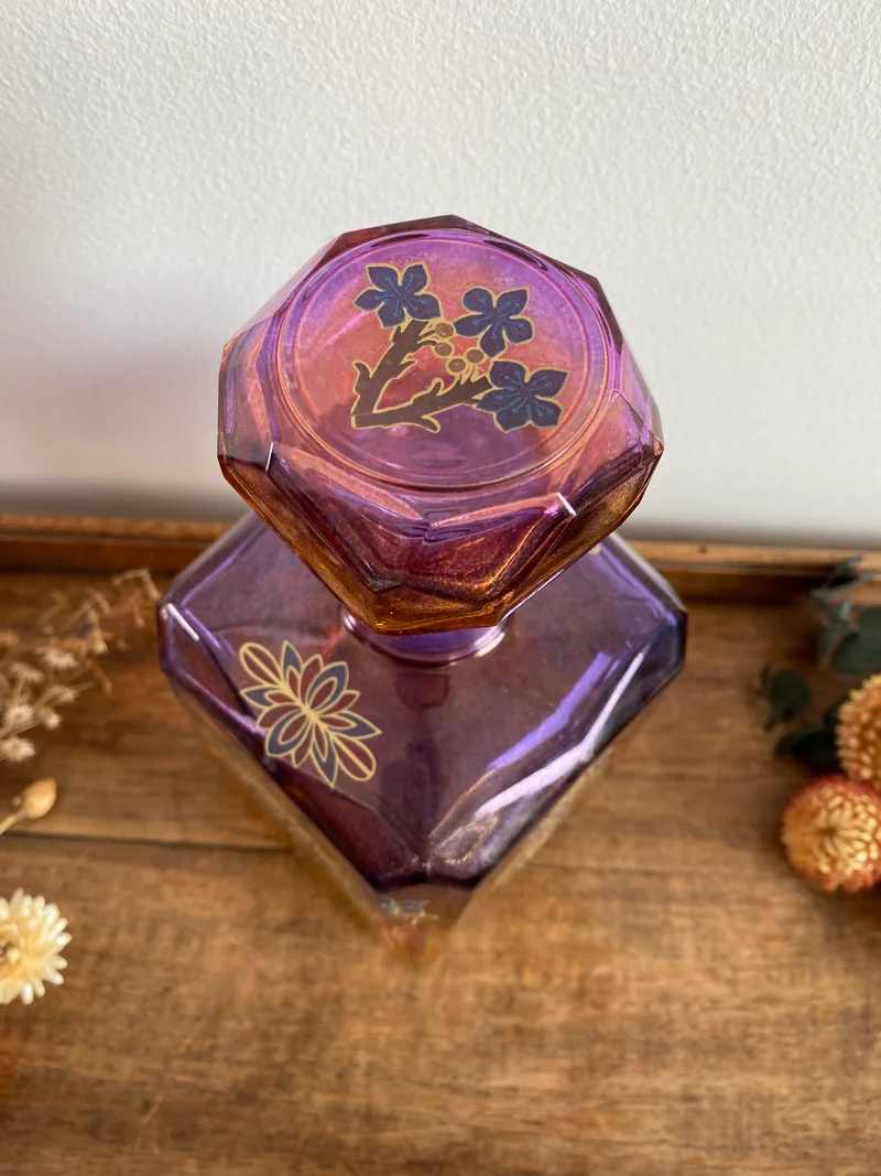 Bouteille dorée et mauve en verre décoration florale