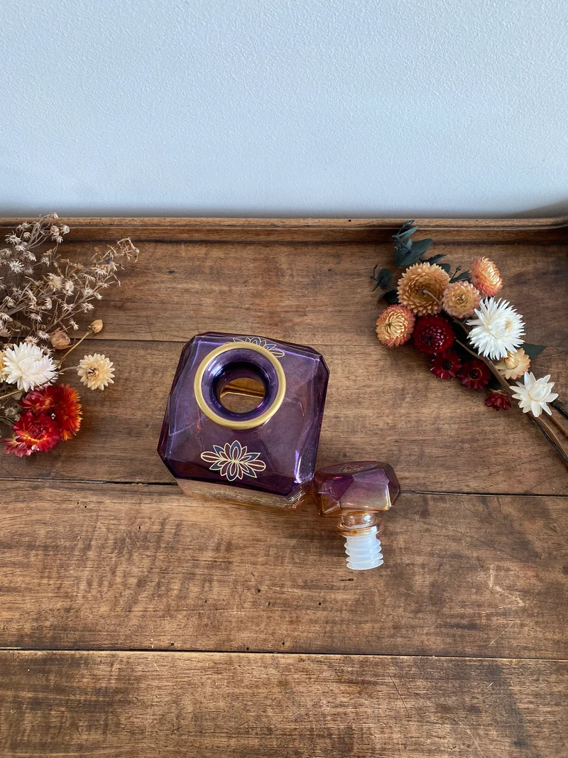 Bouteille dorée et mauve en verre décoration florale