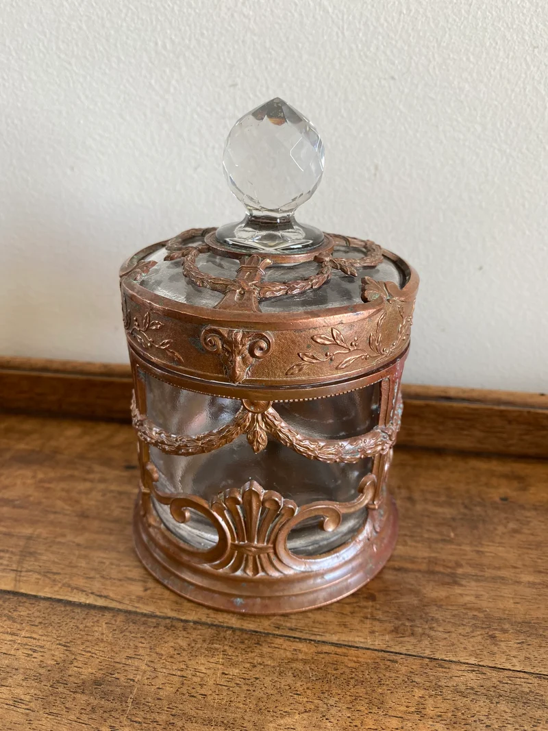 Bonbonnière en verre cerclée de cuivre