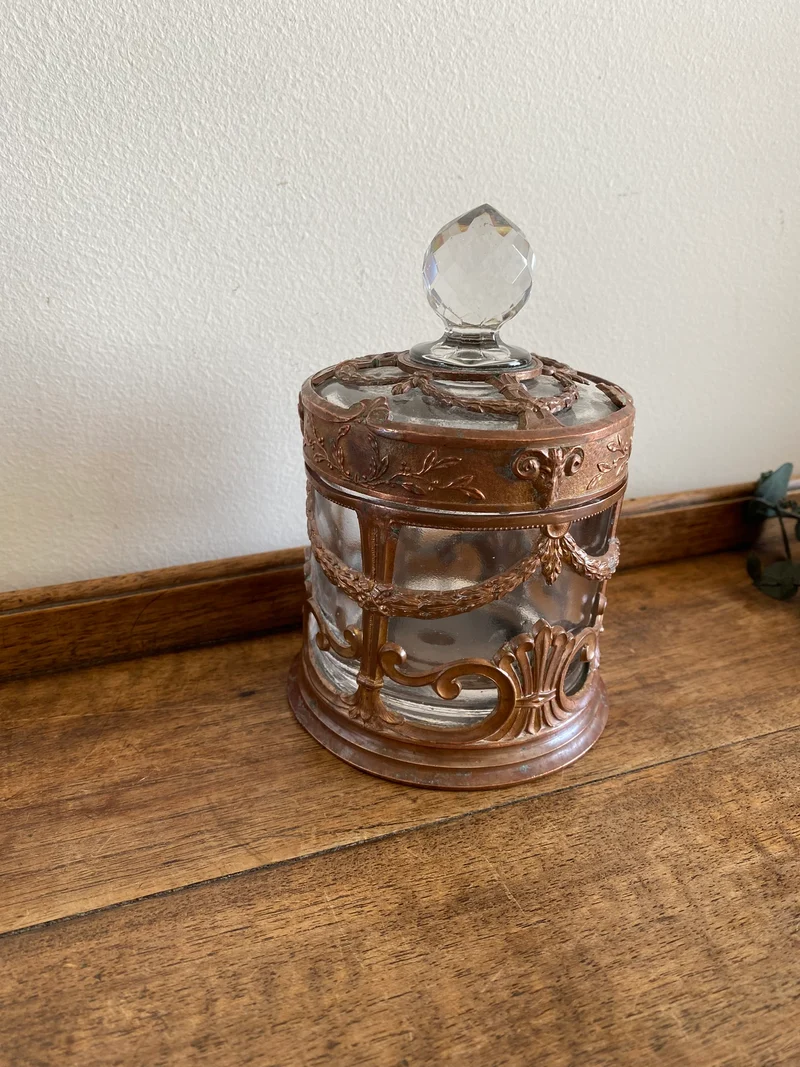 Bonbonnière en verre cerclée de cuivre