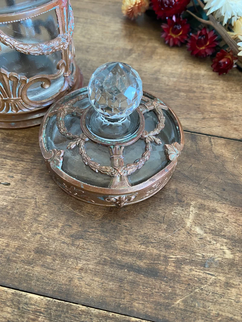 Bonbonnière en verre cerclée de cuivre