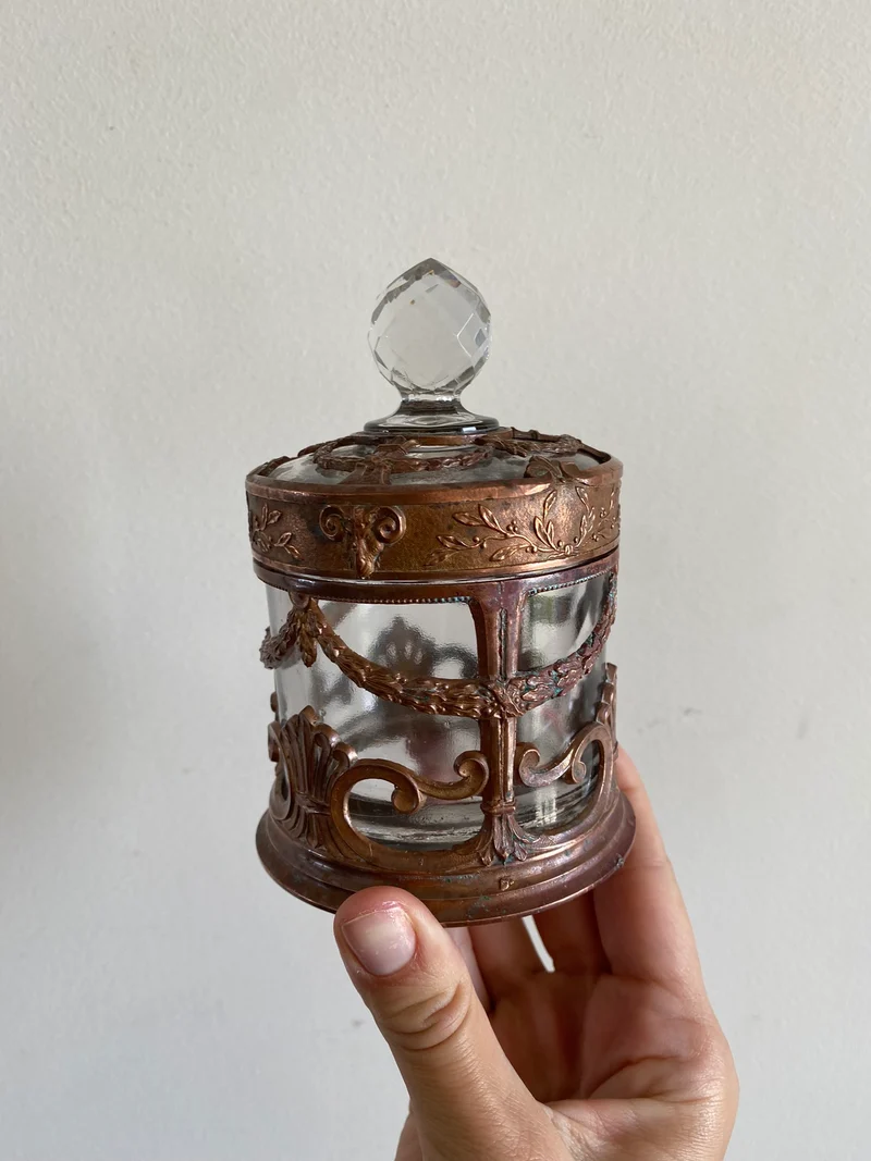 Bonbonnière en verre cerclée de cuivre