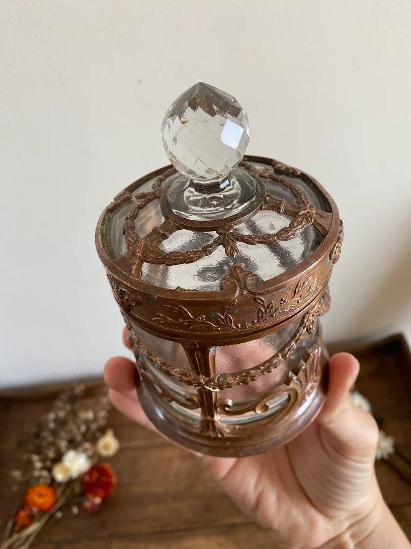 Bonbonnière en verre cerclée de cuivre