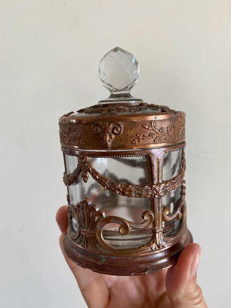 Bonbonnière en verre cerclée de cuivre