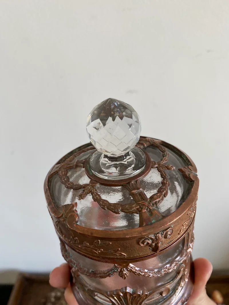 Bonbonnière en verre cerclée de cuivre