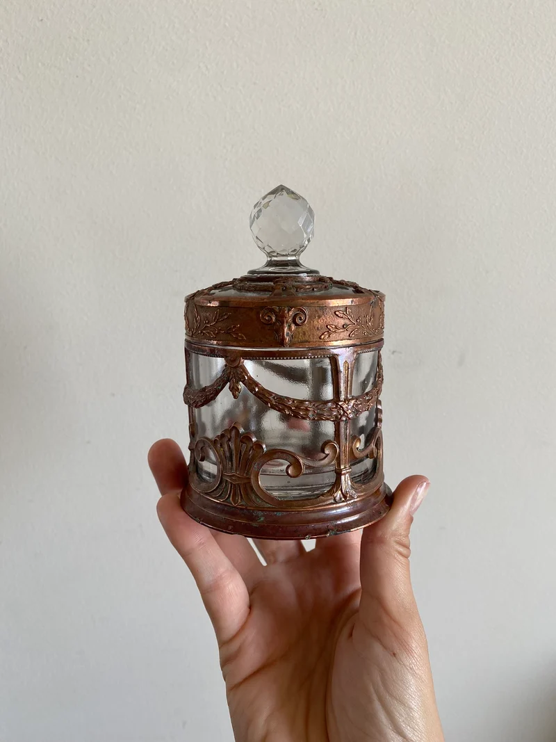 Bonbonnière en verre cerclée de cuivre