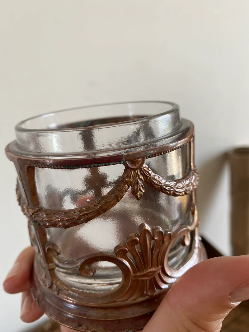Bonbonnière en verre cerclée de cuivre