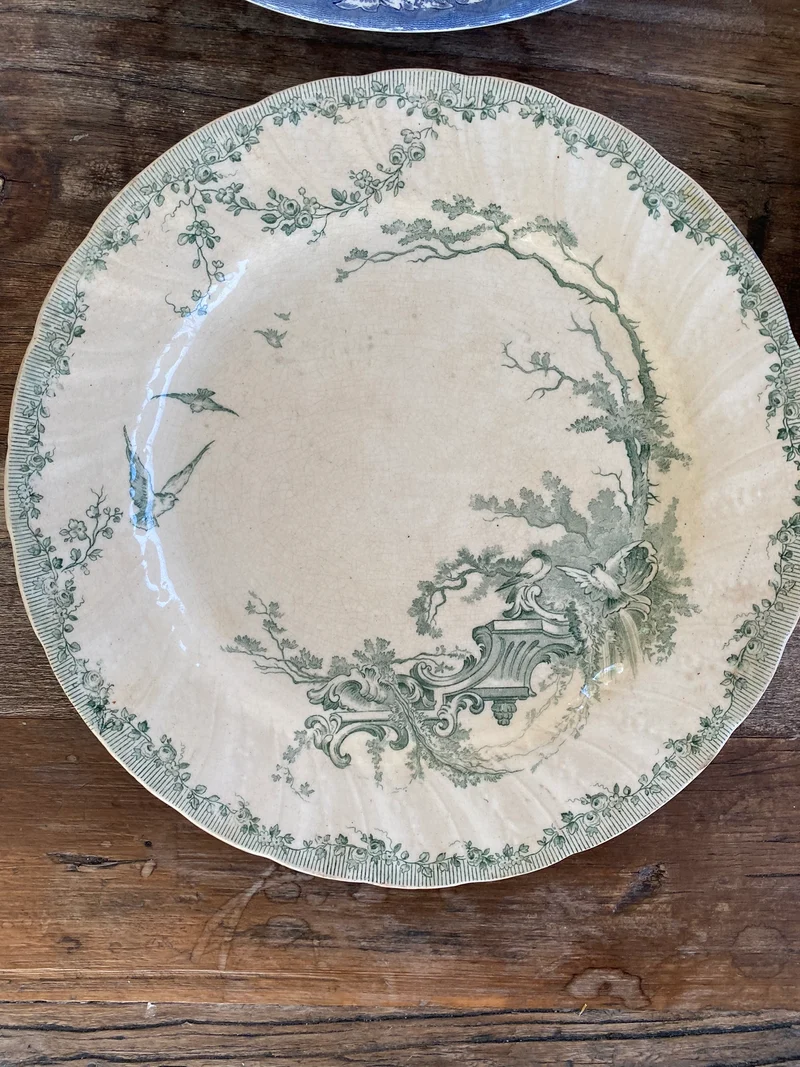 Assiettes vintages dépareillées tons verts blancs et bleus