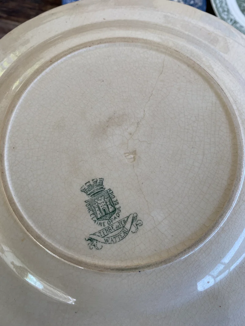Assiettes vintages dépareillées tons verts blancs et bleus