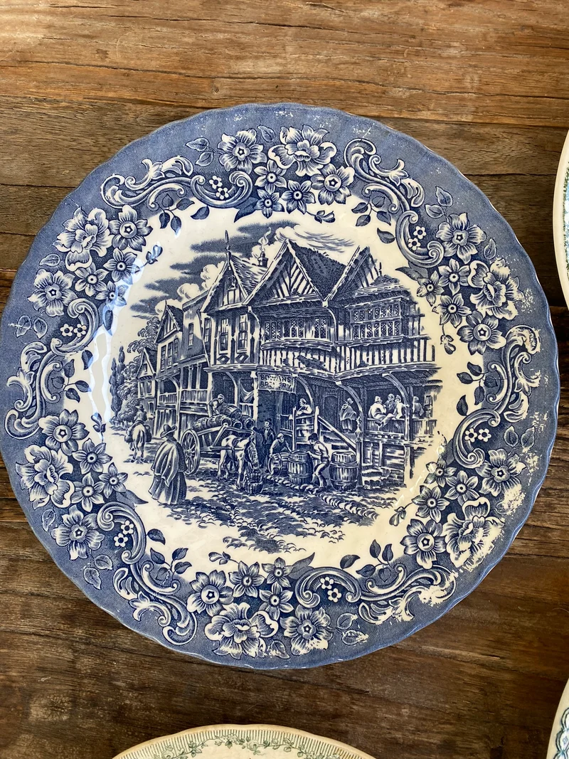 Assiettes vintages dépareillées tons verts blancs et bleus