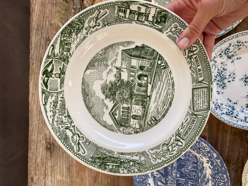 Assiettes vintages dépareillées tons verts blancs et bleus