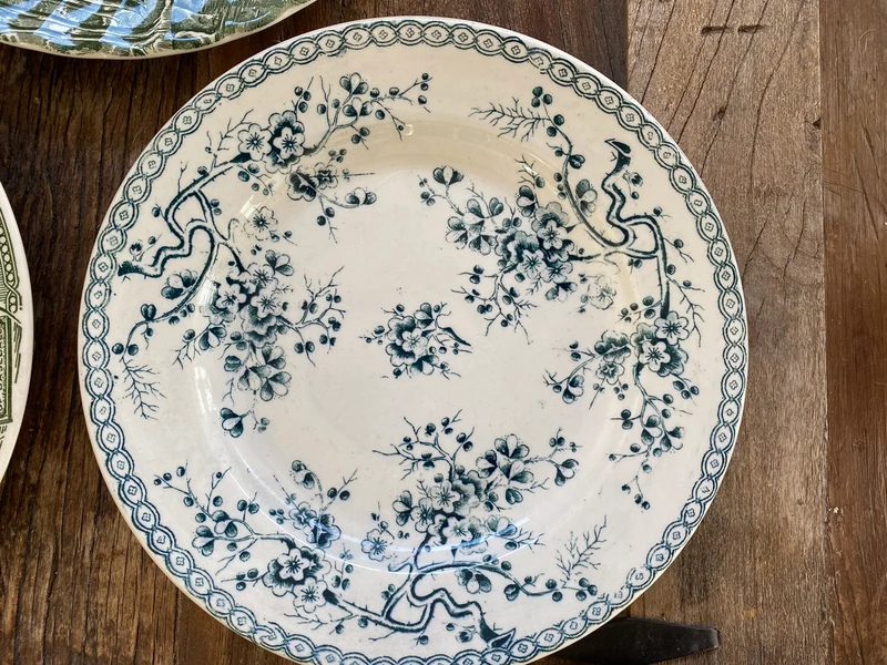 Assiettes vintages dépareillées tons verts blancs et bleus