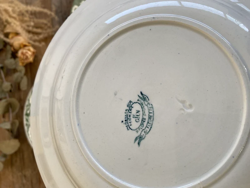 Assiettes vintages dépareillées tons verts blancs et bleus