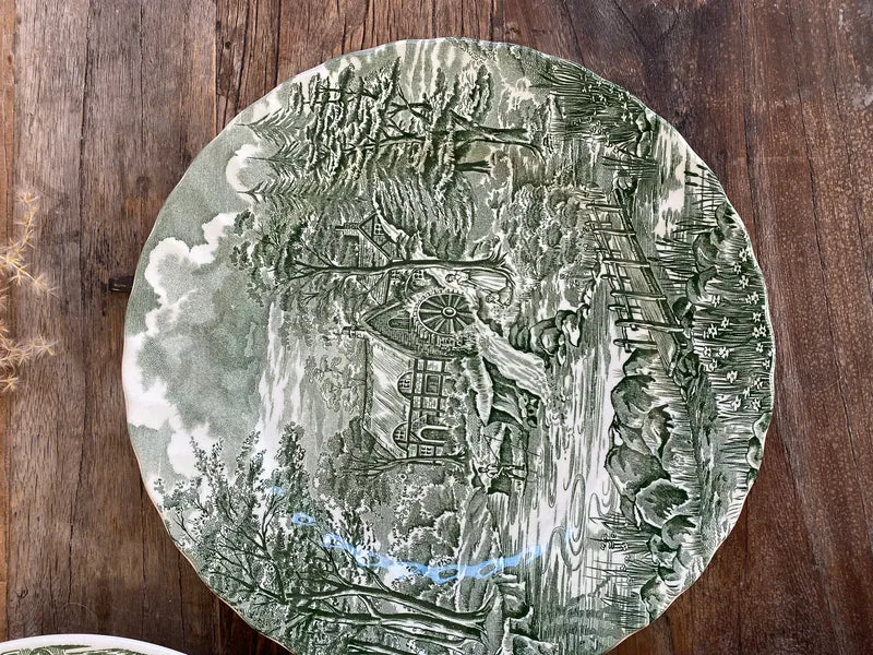 Assiettes vintages dépareillées tons verts blancs et bleus