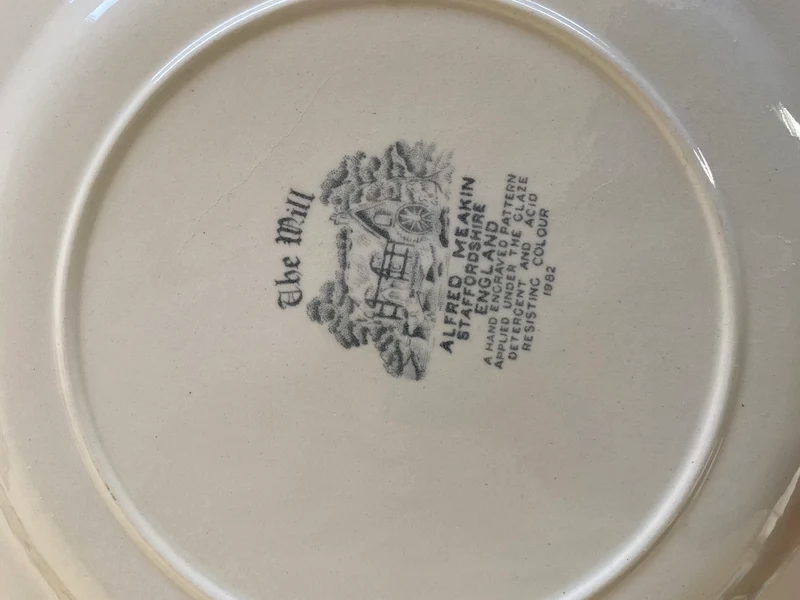 Assiettes vintages dépareillées tons verts blancs et bleus