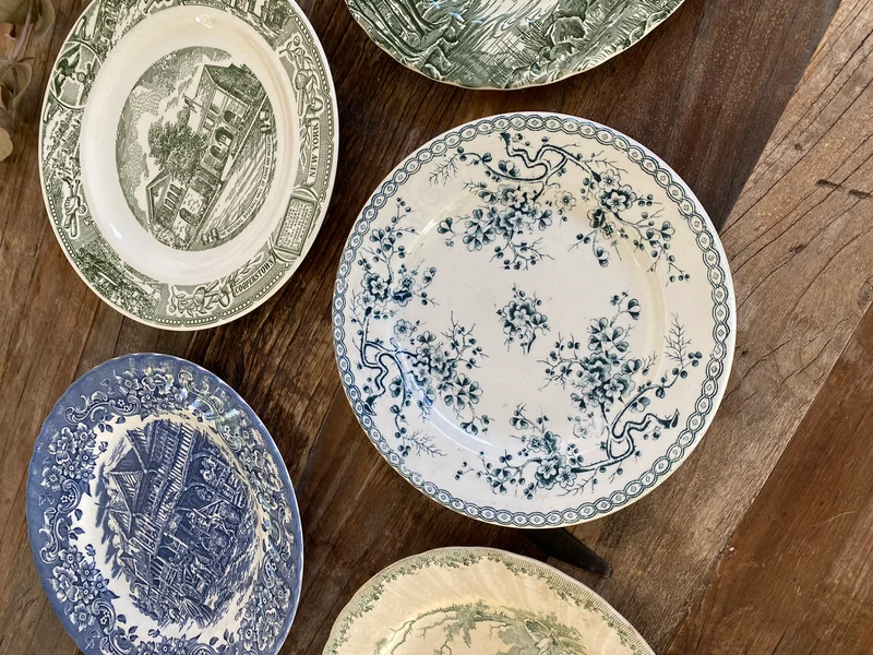 Assiettes vintages dépareillées tons verts blancs et bleus