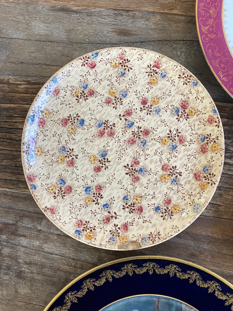 Assiettes vintages dépareillées tons roses et bleus