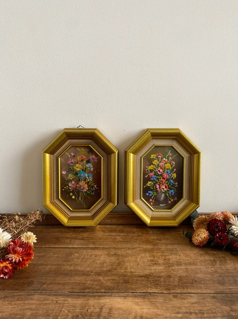Peintures bouquet de fleurs signées cadres octogonaux en bois doré